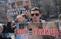 Жители общежитий на Лесном пожаловались на дыры в стенах