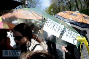 Кабмин пикетировали люди с зонтиками