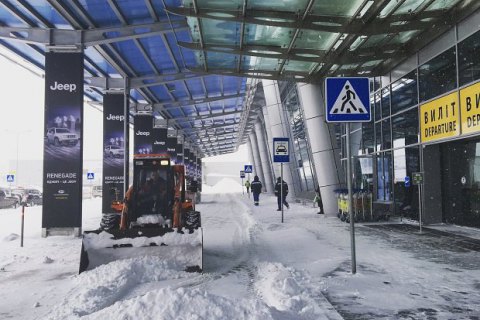 Из-за снегопадов в Украине закрыты аэропорты в 6 городах