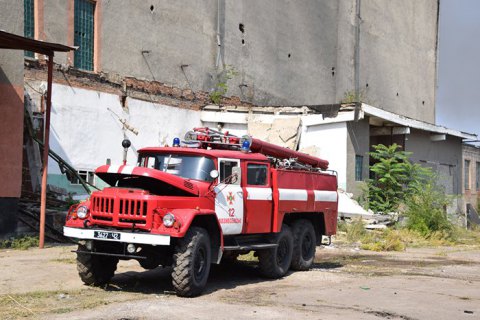 В Вознесенске пятые сутки тушат пожар на заброшенном мясокомбинате