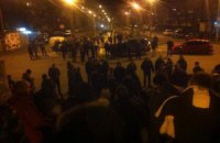 Патрулировать микрорайоны Киева вышло так много людей, что они путают друг друга с "титушками"