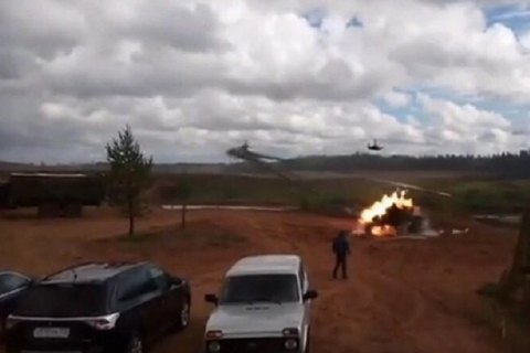 На учениях "Запад-2017" боевой вертолет случайно ударил по зрителям (Обновлено)