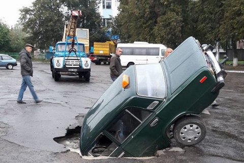 В Сквире автомобиль "утонул" в яме на проезжей части дороги