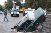 В Сквире автомобиль "утонул" в яме на проезжей части дороги
