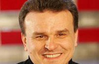 Дмитрий Костюк засыплет девушек из «ВИА ГРА» цветами