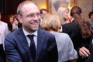 Власенко из СМИ узнал, что может выезжать за границу