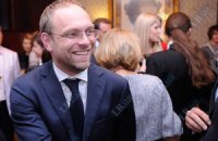 Власенко из СМИ узнал, что может выезжать за границу