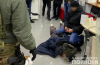 В Мариуполе мужчина захватил заложников и угрожал взорвать отделение банка
