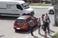 Во Львове водителя ограбили на 300 тыс. гривен, когда он остановился на светофоре (обновлено)