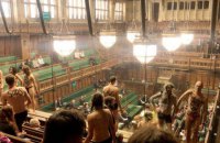 Противники глобального потепления провели "голый протест" в парламенте Британии
