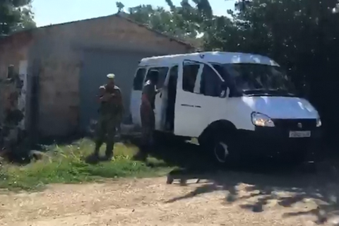 В крымском селе обыскивают подростков за сожженный флаг России