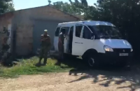 В крымском селе обыскивают подростков за сожженный флаг России