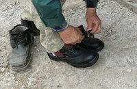 Сотрудники алматинского зоопарка получили в подарок бронированные ботинки