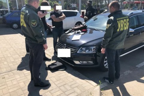 Должностных лиц Госпогранслужбы задержали на взятке в 12 тыс. долларов