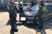 Должностных лиц Госпогранслужбы задержали на взятке в 12 тыс. долларов