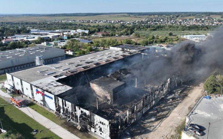 У Тернополі на підприємстві спалахнула масштабна пожежа (оновлено)