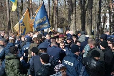 "Национальный корпус" потолкался с "Украинским выбором" возле могилы Шевченко