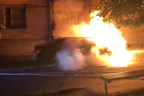 У Рівному вночі згорів Mercedes депутата міськради
