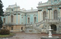 7 столов и 19 столиков для Мариинского дворца купят за 4 млн гривен