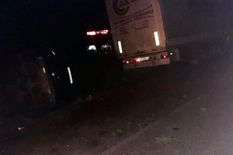 В Бродах автомобиль переехал водителя грузовика, когда он менял колесо