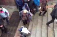 Міліція затримала жінку, яка ногами добивала побитих активістів у Харкові