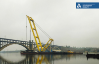 Плавучий кран бьет рекорды в ходе строительства запорожского моста