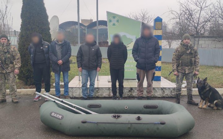Дали гумовий човен і сказали перепливати Тису: прикордонники на Закарпатті виявили чергових втікачів