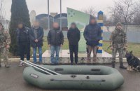 Дали гумовий човен і сказали перепливати Тису: прикордонники на Закарпатті виявили чергових втікачів