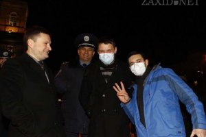 Львовяне пришли на Евромайдан в касках и марлевых повязках