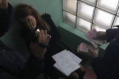 Чиновницу КГГА поймали на взятке