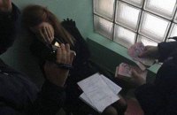 Чиновницу КГГА поймали на взятке