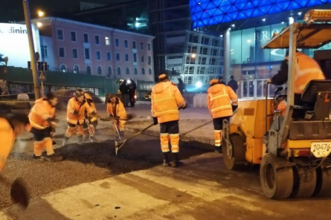 На месте прорыва трубопровода возле столичного ТРЦ Ocean Plaza восстановили движение