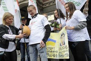 Активисты Наливайченко принесли Арбузову паспорт