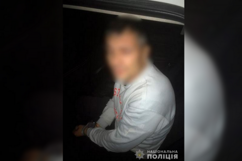 Мужчина с катаной и пистолетом травмировал двух человек в селе возле Черновцов