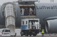 13 раненных на Донбассе военнослужащих вылетели в Германию на лечение