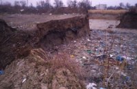 В Калуше рядом с жилыми домами образовалась огромная воронка