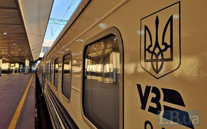 Укрзалізниця повідомляє про затримку низки потягів через обстріли (оновлено)