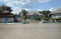 На Львовщине водой снесло мост и десяток домов 