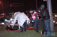В Киеве водитель Mitsubishi сбил двух пешеходов, перебегавших дорогу в неположенном месте