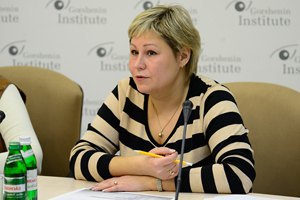 Большинство подростков впервые пробуют алкоголь в присутствии родителей