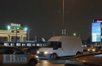 У Києві на "Лісовій" бус врізався у відбійник і проїхався по ньому