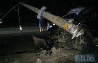 В Киеве водитель внедорожника снес железобетонный столб