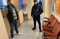 В Коцюбинском неизвестные в черной одежде и в темных очках пыталась заблокировать работу избирательной комиссии