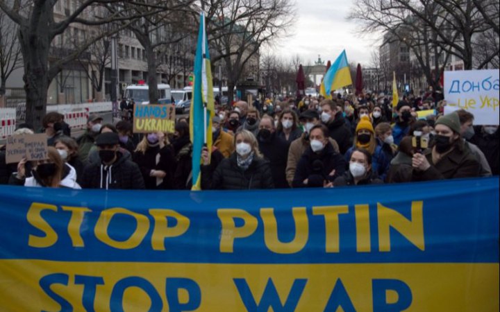 Посол України закликав Німеччину заборонити російську символіку під час масових акцій