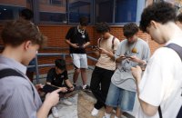 Більшість чехів підтримують заборону телефонів у школах і соцмереж для дітей