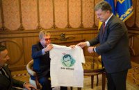 Порошенко подарил Элтону Джону футболки с Сенцовым и Савченко