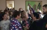 В Чернигове 500 швей отбили рейдерскую атаку на свою фабрику