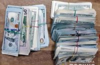 В Киеве мошенник открыл фальшивый обменник и пытался сбежать с $​120 тысячами