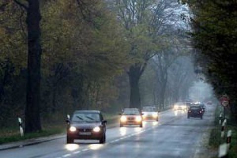 Від сьогодні водії за кермом повинні вмикати ближнє світло за містом