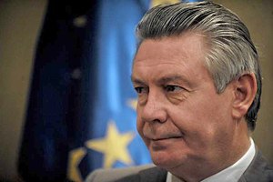 Еврокомиссар: Украина должна быть хладнокровной в отношениях с Россией